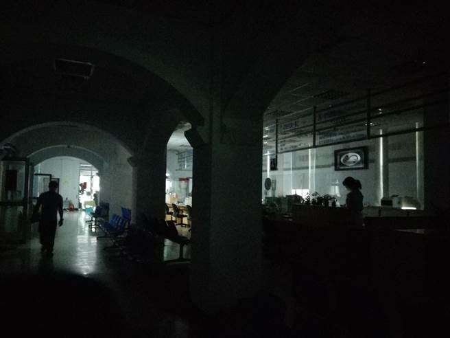 基隆大雷雨，基市府停电中。（张颖齐摄）