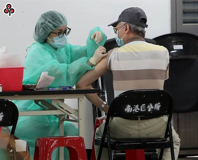 我国疫苗需求若渴，民进党政府强推国产疫苗与引进海外疫苗手段，充满政治性，引起各界不断批评。图为台北市新开设的成德市场疫苗注射中心，医护人员为民眾施打新冠肺炎疫苗。（郑任南摄）