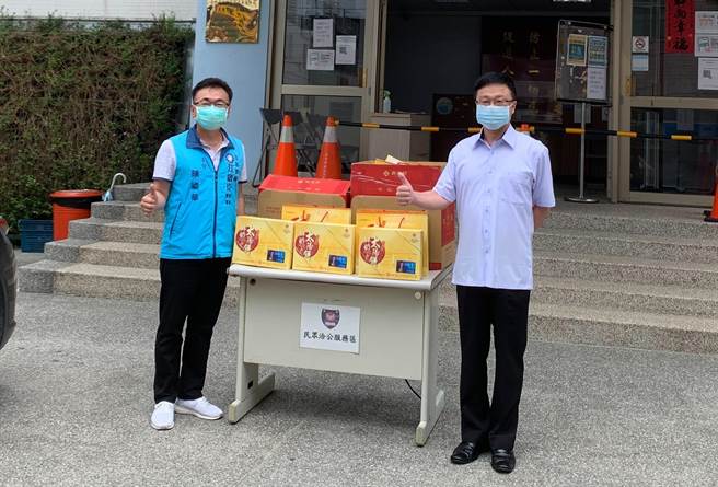 立法委员江启臣服务处陈主任致赠太阳饼。（东势分局提供／王文吉台中传真）