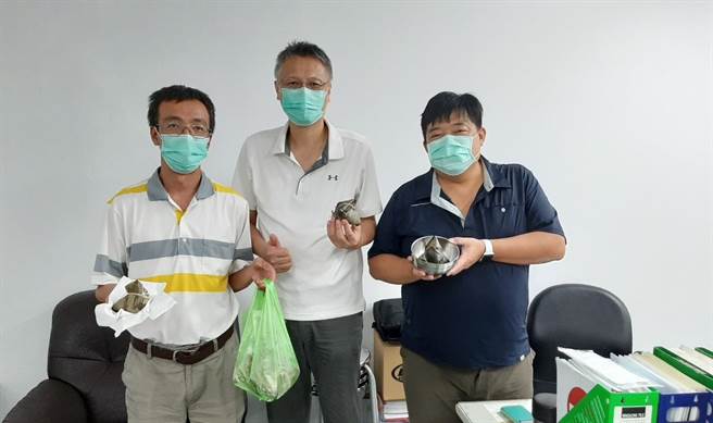 台中地方仕绅致赠粽子、烤鸭为东势员警加油打气。（东势分局提供／王文吉台中传真）