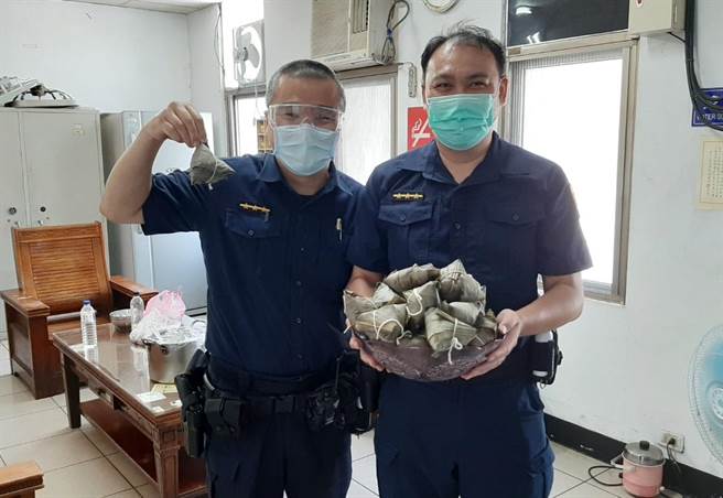 台中地方仕绅致赠粽子、烤鸭为东势员警加油打气。（东势分局提供／王文吉台中传真）