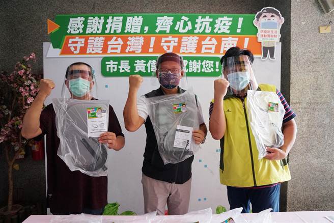 台南市議員郭鴻儀捐贈1000頂防護面罩贈送仁德、歸仁、關廟公有零售市場攤商與防疫人員。(郭鴻儀提供／曹婷婷台南傳真)