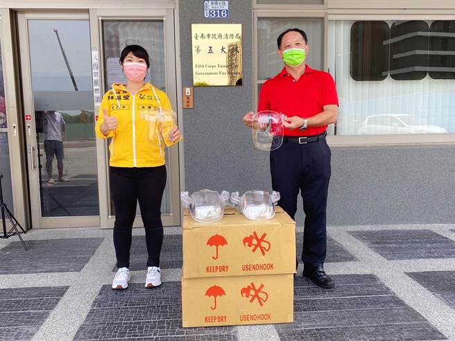 林易瑩贈全面式護目鏡300個供第一線消防員使用。(林易瑩提供／曹婷婷台南傳真)