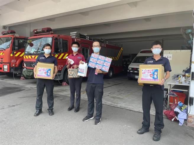 台中市议员吴琼华4日捐赠次氯酸水等消毒防疫物资供乌日区各公家单位使用，并为第一线的公务人员加油打气。（台中市议员吴琼华服务处提供／卢金足台中传真）