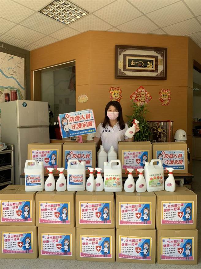 台中市议员吴琼华4日捐赠次氯酸水等消毒防疫物资供乌日区各公家单位使用，并为第一线的公务人员加油打气。（台中市议员吴琼华服务处提供／卢金足台中传真）