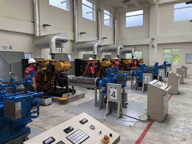 台中市中兴、五张犁、后溪底、车笼埤、湖日抽水站轮值人员已进驻抽水站待命应变。（台中市水利局提供／王文吉台中传真）