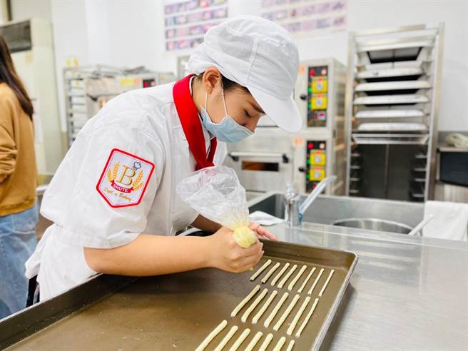 农业创生创意竞赛，树德家商获高中职第2名。图为担任组长的实作组学生陈思妤。（树德家商提供）