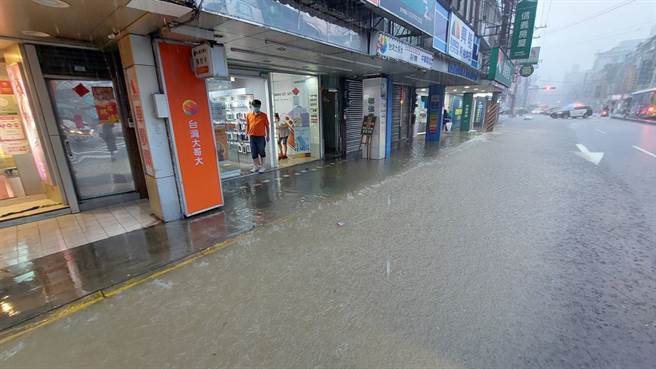 北市文山区兴隆路ㄧ带因瞬间降豪雨，让道路整个大淹水。（赵双杰摄）