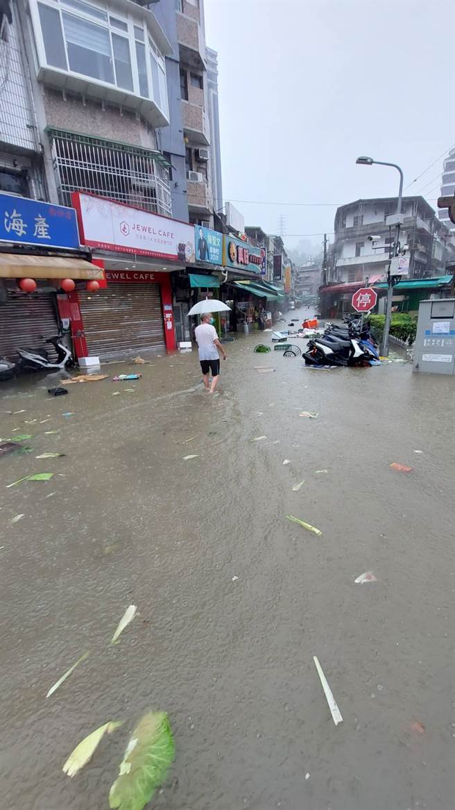 北市文山区兴隆路ㄧ带因瞬间降豪雨，让道路整个大淹水。（赵双杰摄）