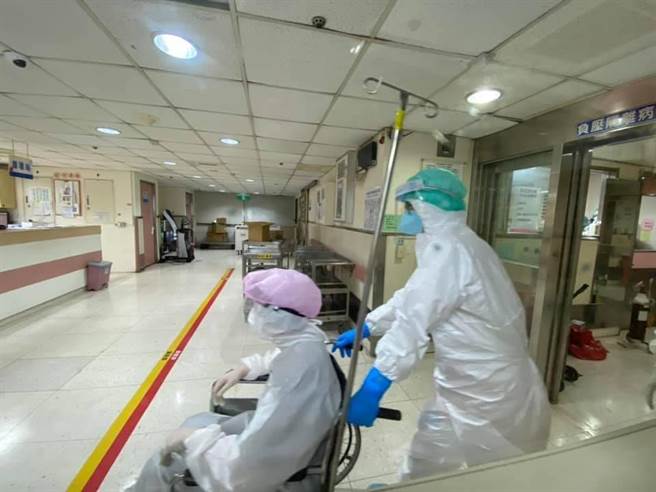 经两个小时着防护衣，陪病患转送的护士把病人送抵隔离病房后直接晕倒，后来坐轮椅到急诊。（台中荣总提供）