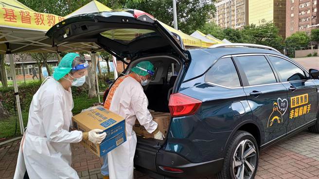 防疫期間協助新北市衛生局配送每日防疫物資。（裕隆集團提供）