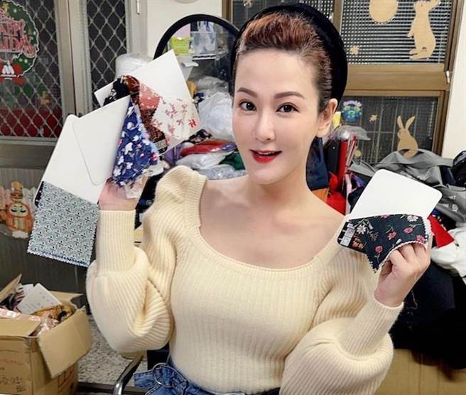 邱琦雯要在成千上万的样布中，挑选适合的材质与花色。艾迪升传播提供