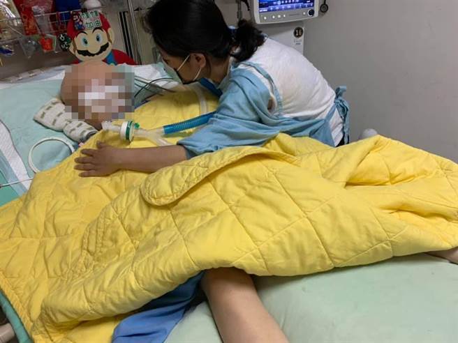 台中豐原7歲男童遭教練重摔瀕臨腦死，台中檢方依對兒童傷害致重傷罪嫌起訴何姓教練，稍早以10萬元交保，男童母親對此表示「無法接受」。（家屬提供／王文吉台中傳真）