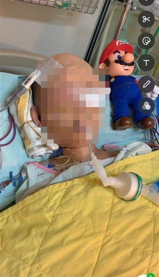 台中豐原7歲男童遭教練重摔瀕臨腦死，台中檢方依對兒童傷害致重傷罪嫌起訴何姓教練，稍早以10萬元交保，男童母親對此表示「無法接受」。（家屬提供／王文吉台中傳真）