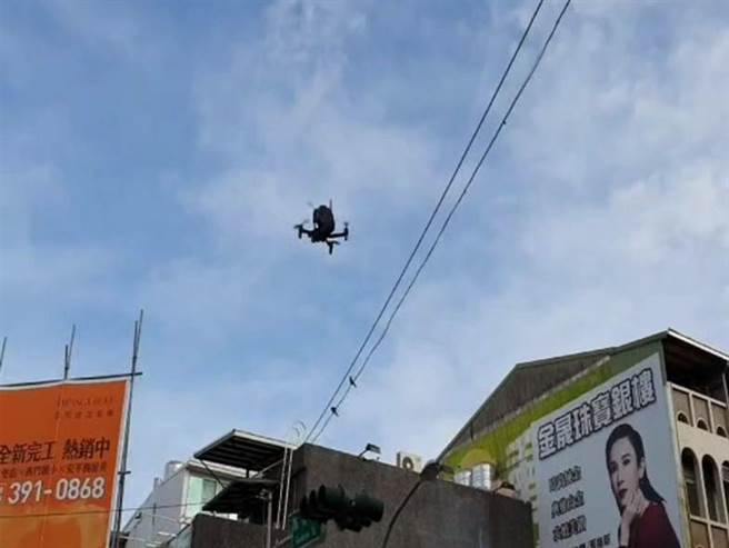 台南市警四分局出動空拍機廣播防疫宣導口號，並稽核監控市場人流與配戴口罩情形。（警四分局提供／洪榮志台南傳真）