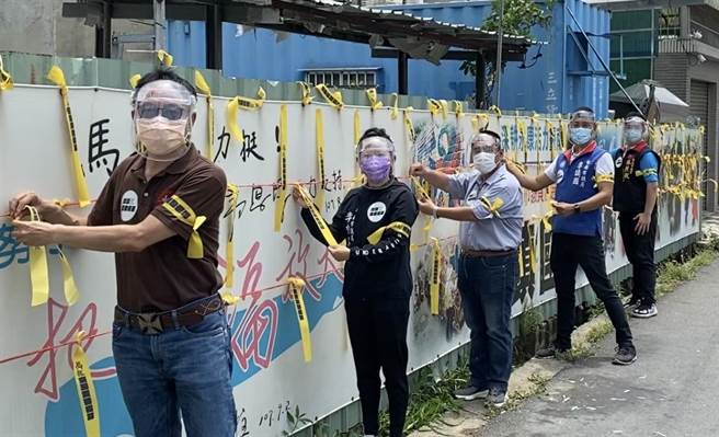 国民党台南市党部繫黄丝带，号召响应「台湾需要疫苗」活动。（程炳璋传真）
