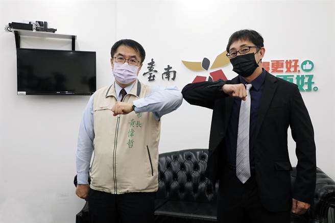 台南市长黄伟哲（左）接见台南市日本人协会理事长野崎孝男（右），对日本政府提供台湾疫苗表达感谢之意，并强调优先提供日侨施打。（市府提供／洪荣志台南传真）
