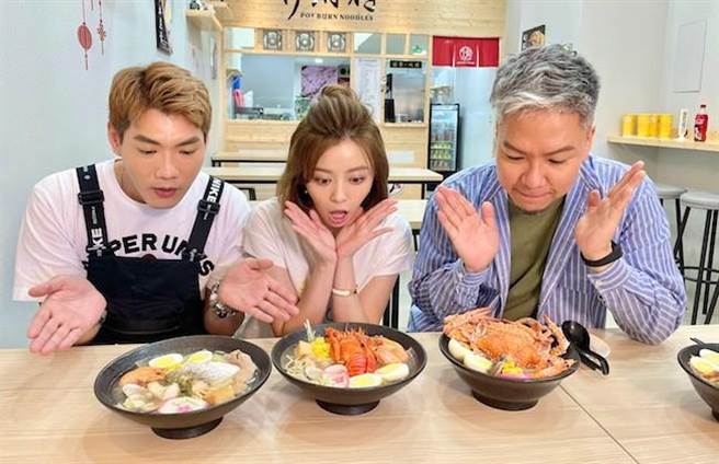 王瞳今年四月带《娱乐超skr》小路(左一)跟阿甘去品尝好吃的锅烧意麵，CP值超高。（民视提供）