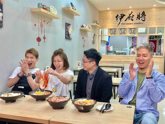 王瞳去品尝好吃的锅烧意麵。（民视提供）