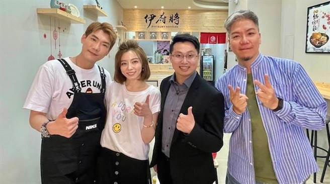 小路（左起）、王瞳、锅烧意麵叶老板、阿甘介绍锅烧美食。（民视提供）