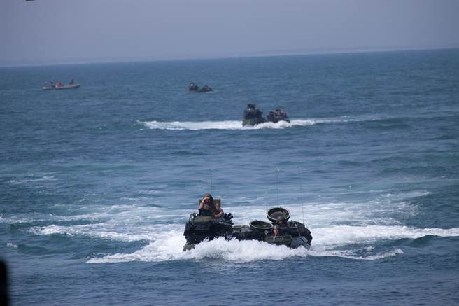 长达20年的中东战事，让陆战队几乎抛弃两栖作战能力。图为第2两栖突击营执行两栖训练。(图/DVIDS)