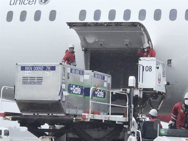 前日相安倍晋三承认，他曾接到蔡总统的感谢电话。图为载运疫苗的日本航空班机。（图／驻日代表处提供）