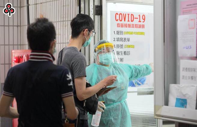 中央流行疫情指挥中心曾称，「绝大部分医疗人员感染是来自社区」，但有医护认为自己为执行职务因此染疫。（报系资料照）