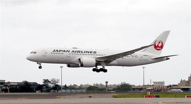 日航班机抵台，机上载有124万剂AZ疫苗。（范扬光摄）
