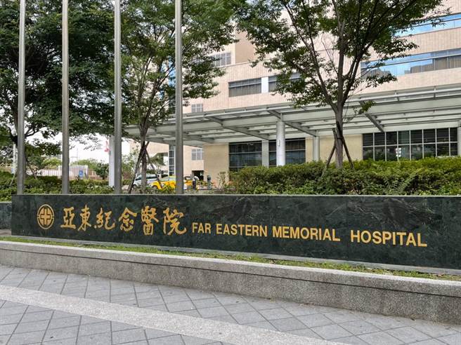 一名男性确诊者今（4日）下午在新北市亚东医院内疑似持拐杖攻击护理师后逃逸。（叶书宏摄）