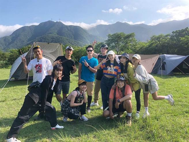 疫情严峻之前，孙协志(左起)、林艾璇、纪言恺、峮峮、许孟哲、阿布、乐乐(王仁甫女儿)、王仁甫、大久保麻梨子、蔡黄汝到户外体验荒山野趣。  （中视提供）