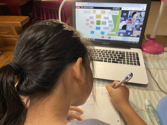 慈济基金会与臺大教授叶丙成共同推动，包括KKday 酷游天公司及jetfi桔丰科技公司协助，将于7日紧急配寄15000个4G分享器给各县市教育局之所需，无偿协助弱势家庭，让学童们有更为顺畅的上网与线上学习环境。(戴志扬翻摄)