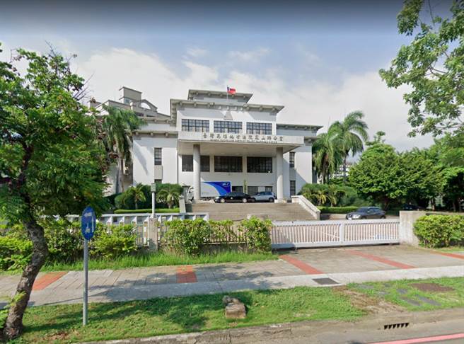 高雄庄姓计程车司机猥亵一对搭车的姐妹花，事后全盘否认犯行，高雄地院依妨害性自主罪判庄男1年，二审驳回其上诉。民事部分妹妹已获犯罪补偿金20万元，庄男依法免赔，全案可上诉。（取自GoogleＭap／袁庭尧高雄传真）