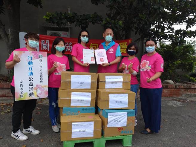 目前虽正值防疫期间，大安区农会持续办理送肉粽关怀独居老人活动。（大安区农会提供／陈淑娥台中传真）