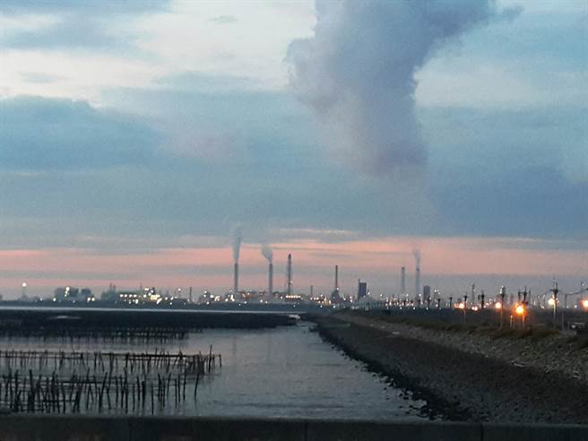 外传台塑六轻厂区有员工新冠肺炎确诊，不过中央流行疫情指挥中心今天（4日）公布的确诊名单并无此例，云林县府未承认也不否认，但麦寮六轻厂区今下午确实在宿舍区的活动中心做快筛。（周丽兰摄）