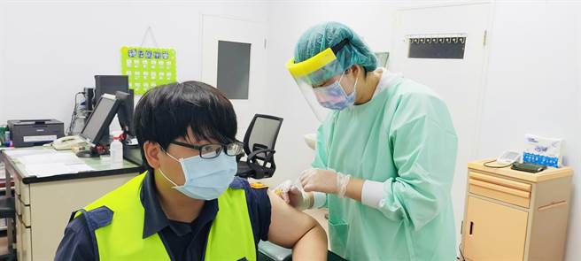 苗栗縣警察局已逾950名員警同仁已施打完疫苗，佔總數1290警力之中的七成五。(戴志揚翻攝)