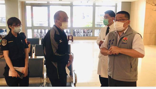 苗栗縣的大家長徐耀昌縣長將第一線的警消同仁列為重要施打疫苗重要對象。(戴志揚翻攝)