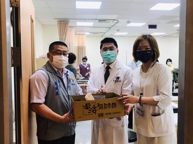 局長周煥興也至大千醫院轉達縣長關懷之意，員警表示非常感謝徐耀昌縣長能將警察列為重點人員，讓員警執勤時能無後顧之憂。(戴志揚翻攝)
