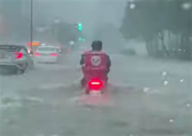 北市信义区昨（4）午后暴雨成灾，但熊猫外送员仍在水中骑车为客人送餐。（非事发当事人示意图／民眾提供）