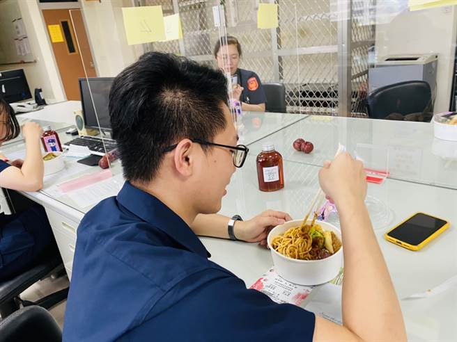 警政署长陈家钦肯定防疫辛劳 ，暖送义大利麵及炖饭慰劳苗栗警。(戴志扬翻摄)