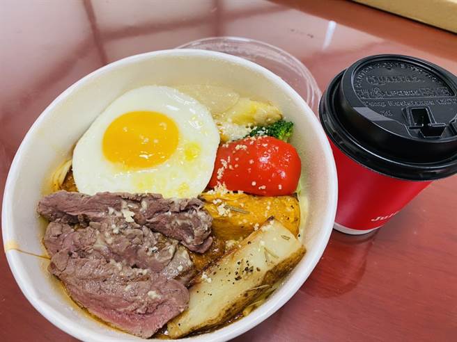 警政署长陈家钦肯定防疫辛劳 ，暖送义大利麵及炖饭慰劳苗栗警。(戴志扬翻摄)