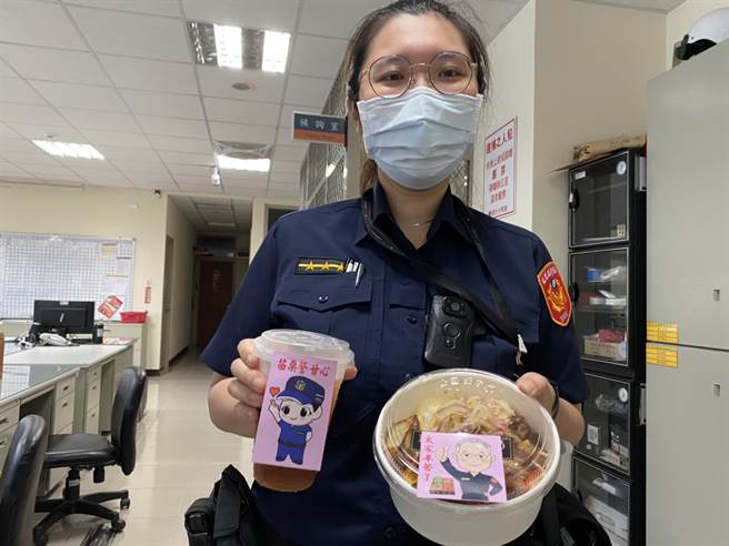 警政署长陈家钦肯定防疫辛劳 ，暖送义大利麵及炖饭慰劳苗栗警。(戴志扬翻摄)
