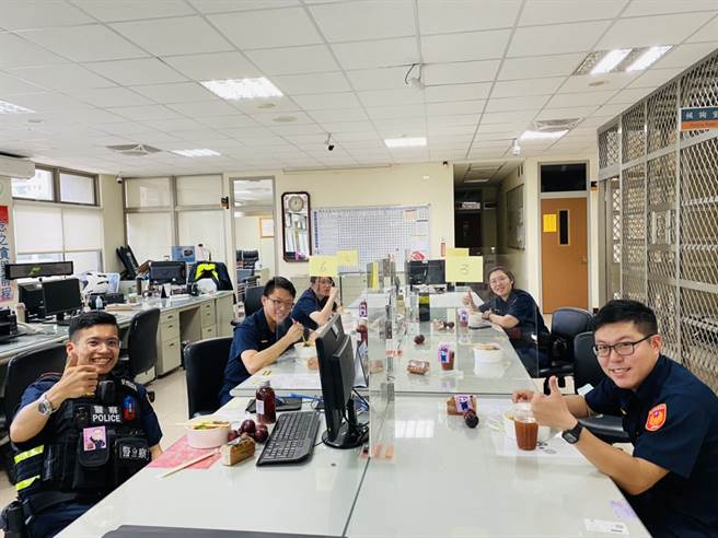 警政署长陈家钦肯定防疫辛劳 ，暖送义大利麵及炖饭慰劳苗栗警。(戴志扬翻摄)