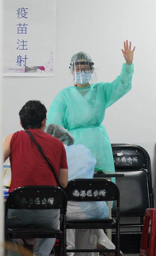 台北市日前再获配发5.6万剂牛津AZ疫苗，北市卫生局将基层诊所医护将列入这波接种对象中，4日北市临时接种所工作人员呼叫等待的医护，准备进行施打。（张铠乙摄）
