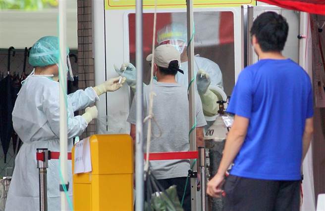 新冠肺炎疫情升温，医院内染疫风险骤增，台北市立联合医院已经有过半院区沦陷，图为北市联医忠孝院区工作人员替民眾进行快筛。（张铠乙摄）
