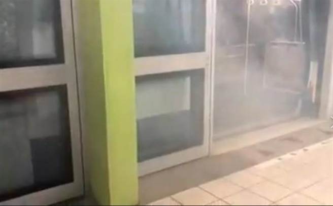 台北捷运剑南路站4日因不明原因，车厢内冒出大量浓烟。（翻摄自网路）