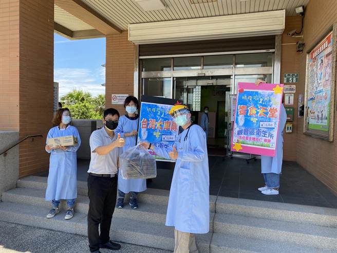飨宾餐旅送爱心餐盒至桃园巿观音局卫生所。（飨宾餐旅提供）