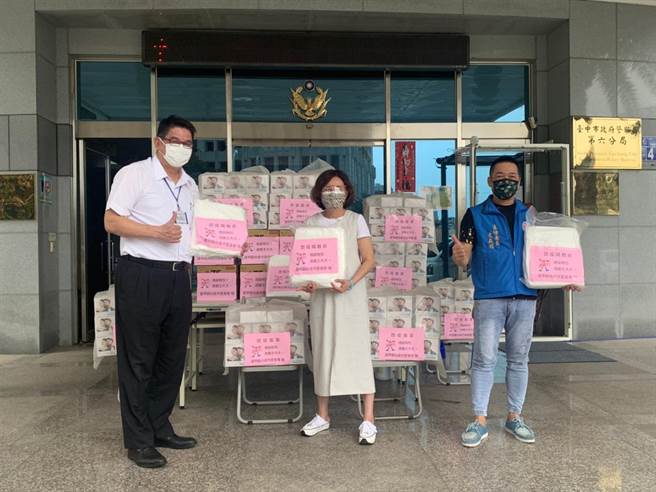 台中市西屯区逢甲夜市主委凌森耀4日与市议员黄馨慧自掏腰包筹集防护衣、面罩及酒精捐赠台中市警察局第六分局。（卢金足摄）