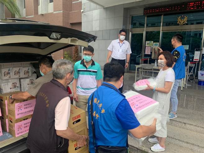 台中市西屯区逢甲夜市主委凌森耀致赠防护衣等防疫物资，希望警察能保护自己，才能兼顾防疫工作。（卢金足摄）