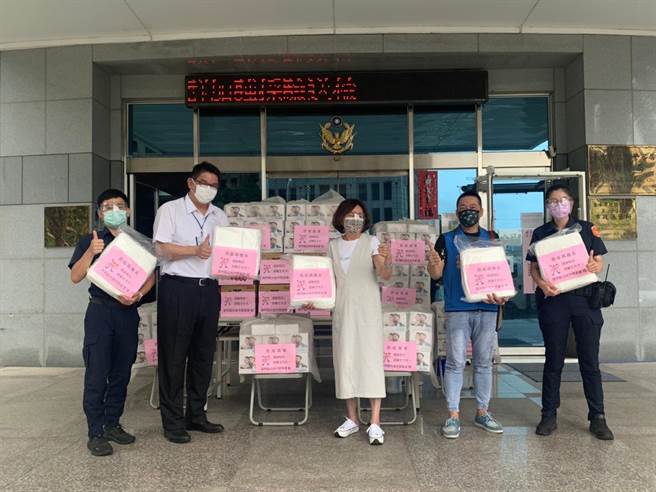 捐赠的防疫物资包括防护面罩260个、防护衣50件及酒精8箱等。（卢金足摄）