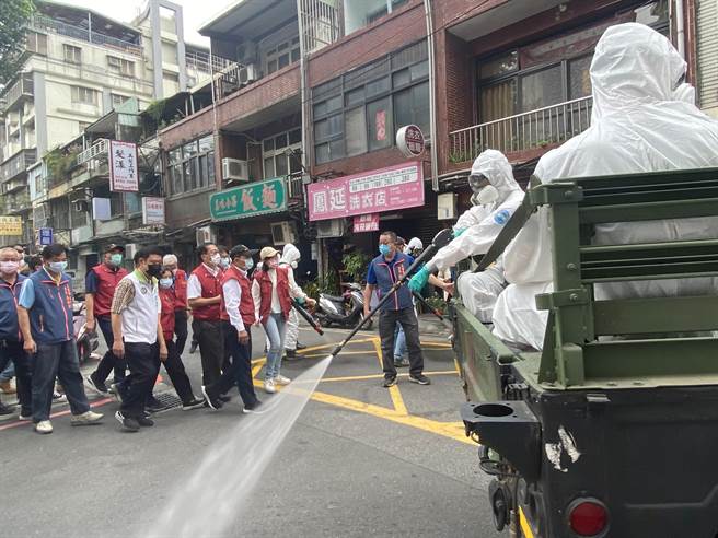 三重某里長控訴：里民死後才確診，同住室友沒被匡列四處趴趴走，圖為消毒資料照，與該案無關（戴上容攝）